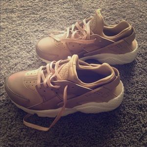 Nike Air Huaraches Rose Gold Shoes - Size 5